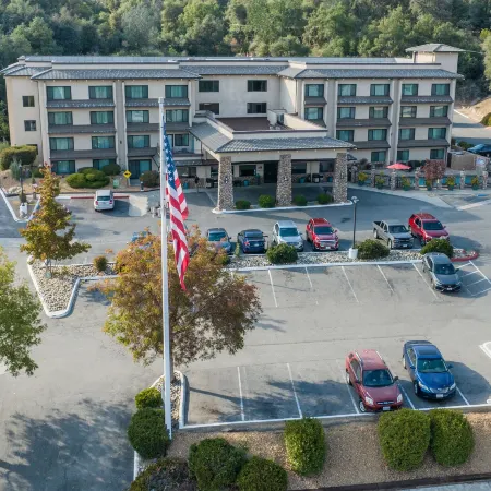 Yosemite Southgate Hotel & Suites