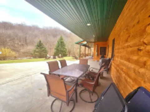 Log Cabin/ w hot tub, outdoor pool & pool table