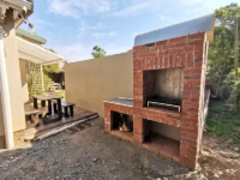 Sunbird Guest House โรงแรมในHowick