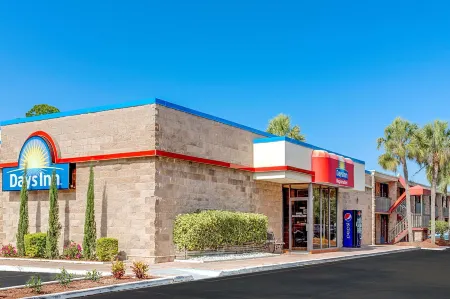 Days Inn by Wyndham Bradenton - Near the Gulf