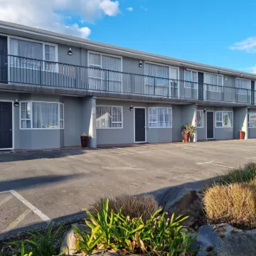 Chevron Motel Hotels near Lava Glass - Glassblowing Studio, Sculpture Garden, Art Gallery, Café