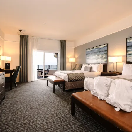 Tamarack Beach Hotel Отели рядом с достопримечательностью «Тамарак Серф Бич»