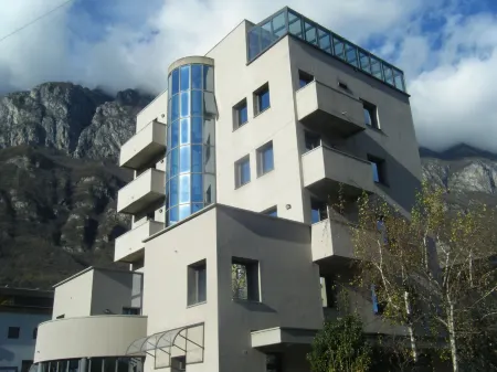 Residence Vezzoli Отели рядом с достопримечательностью «Chiesa Maddalena»