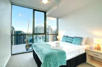 2Br Food Drink Hub Pool 2 Cars Gym Rooftop Hotels in Newstead