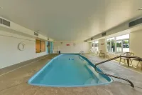 Econo Lodge - С бассейном