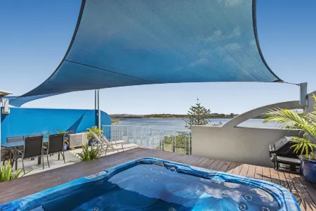 Reflections Holiday Apartments Отели рядом с достопримечательностью «Маручйдор Бич»