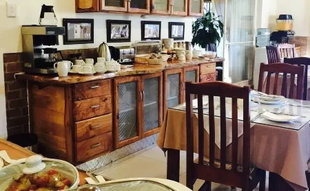 Clubview Guest House Отели рядом с достопримечательностью «Twenty Three on Riverside»