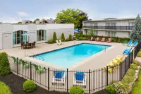 Days Inn by Wyndham London - Pools