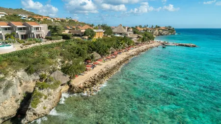 Coral Estate Rentals Отели рядом с достопримечательностью «Cas Abao Beach»