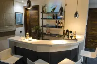 Paramount Bay Penthouse - bar