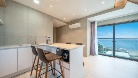 Gyeongju Adria Stay Pension Отели рядом с достопримечательностью «Submerged Tomb of King Munmu»