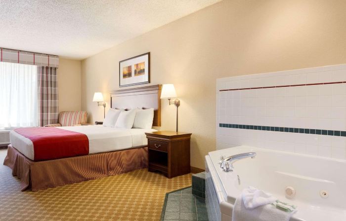 Country Inn & Suites by Radisson, Nevada, MO