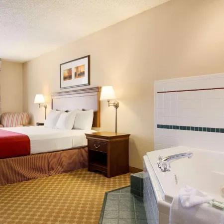 Country Inn & Suites by Radisson, Nevada, MO