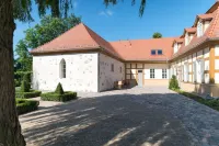 Schloss Beuchow Hotel dekat Spreewelten Bad