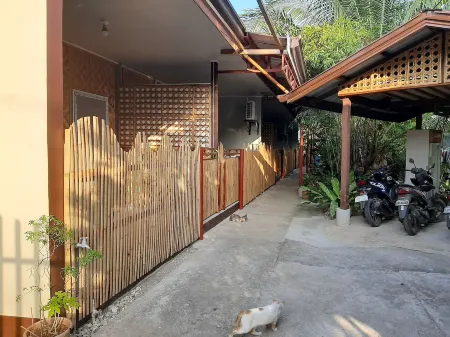 Alimpay Foresters Apartment Отели рядом с достопримечательностью «Best Sunset Hermit Beach»