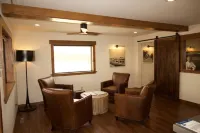 Boarders Inn & Suites by Cobblestone Hotels - Syracuse - Motels