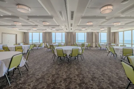 Holiday Inn & Suites Virginia Beach - North Beach Отели рядом с достопримечательностью «Парк штата Ферст Ландинг»