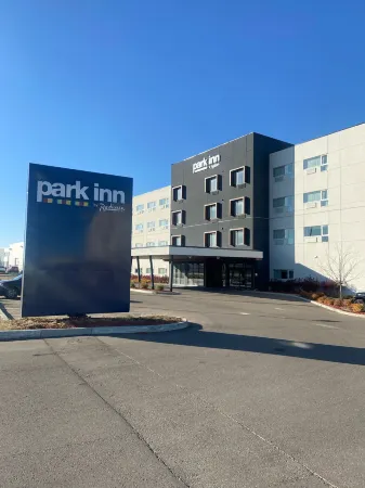 Park Inn by Radisson Edmonton Airport Отели в г. Ледук