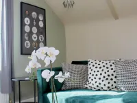 1 Bed Loft - Sleeps 2 - Parking - Wifi Hotels in Caerleon