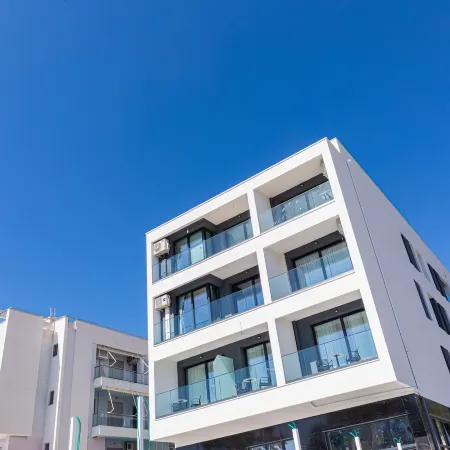 B&B Champagne, Vlore Bay