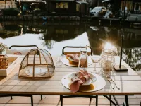 Geel Chalet in Netevallei Hotels in Geel