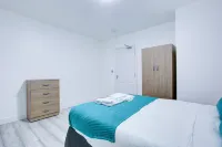 6 - 7 Beds-Sleeps 12-Elizabeth Line-Free Parking Hotels near Romford Baptist Church