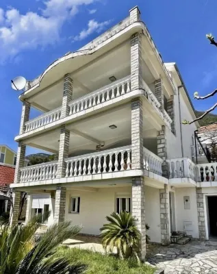 Family House with Pool & Sea View