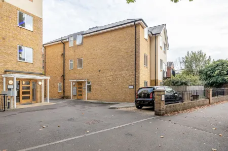 Roomspace Apartments - Lomond Court Отели рядом с достопримечательностью «Кингстон Юниверсити - Ситинг Уэлс Холс оф Резиденс»