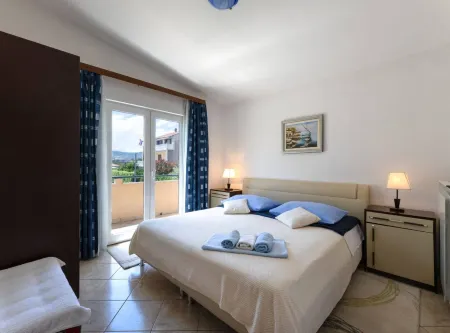 Bright and Spacious Apartment with Terrace in Kastel Stafilic Отели рядом с Аэропорт Сплит