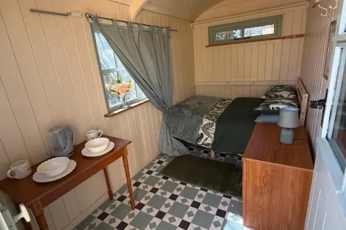 Tadnoll Escape- Shepards Hut- Sleeps 2- Bbq- Lake Hotels in Bere Regis