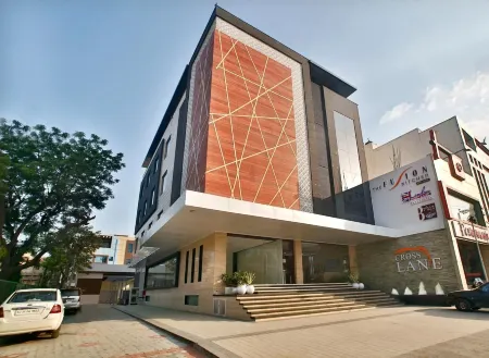 Hotel Crosslane Отели рядом с достопримечательностью «Кваджа Гариб Навас Дарга Шариф»