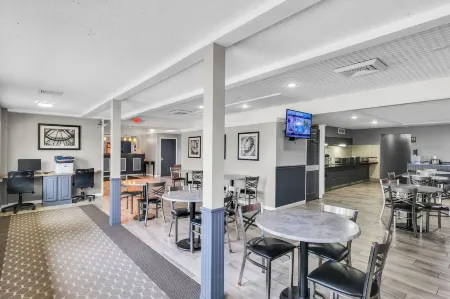 Eastlake Suites Hotel & Conference Center by OYO Urbana