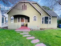 Beautiful Tudor home tucked away on quiet street, walking distance to Tower area Hôtels à proximité de : Deran Koligian Stadium