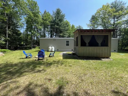 Relaxing tranquil setting, hot tub, fire pit; Pet friendly.