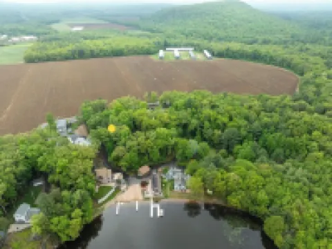 Linny’s Lake House with Dock Hotels in Southwick