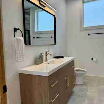 The Briar House-a modern, stylish, spacious romantic cabin w/ hot tub & trails! Rooms