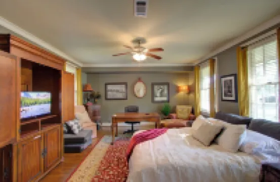 Walnut Manor - Business Casual - Families Welcome