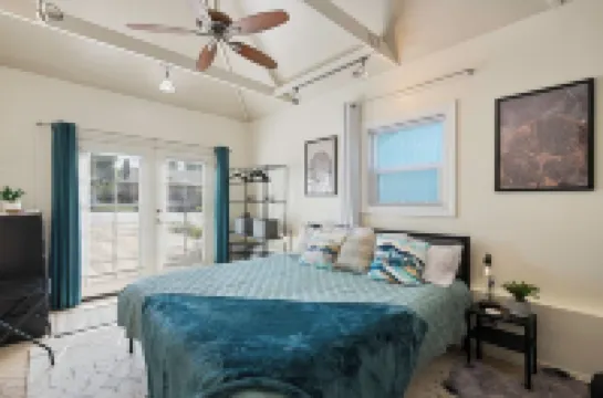 Charming Hideaway! Spacious Yard, BBQ, Games & Bright, Cheerful Vibes