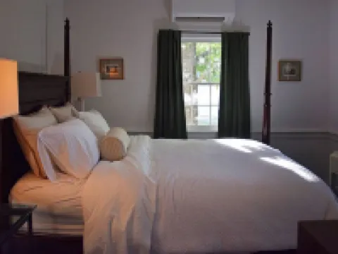 Cozy 1-bedroom house in historic Arrow Rock with WiFi, AC. Hotels in Saline County