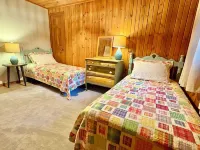Northwoods Cabin on private lake. Across the street from Waupaca Chain 'O Lakes. Hotel dekat Timber Creek Gift Shop
