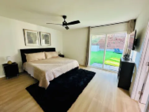 Beautiful Family Friendly Canyon Home with Pool & BBQ, 14 mi to Six Flags