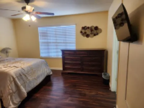 Spacious 5-bedroom house in beautiful Greeley with AC, WiFi