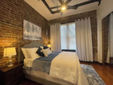 Charming 2-bedroom 2-bath condo with AC and WiFi in pleasant Downtown Hammond!