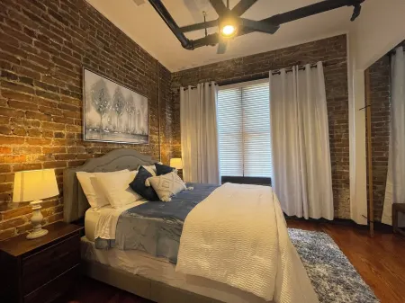 Charming 2-bedroom 2-bath condo with AC and WiFi in pleasant Downtown Hammond!