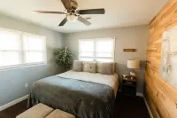 Fire Pit, Fenced Yard, Fireplace, Hot Tub, Country Tranquility 100 Meg Internet,