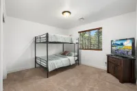 Hot Tub, BBQ Grill, Game Rm & String-Lit Patio @4BR Boho Pines Haven in FLG