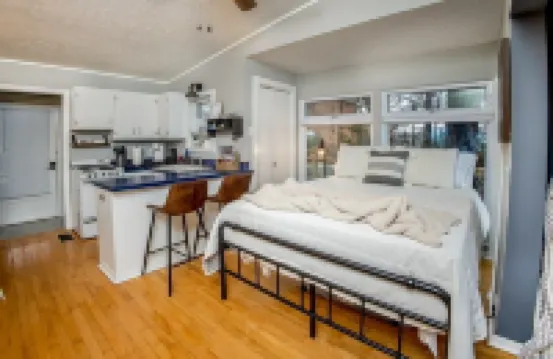 Charming Cottage-Romantic-Table Rock Lake Views-Silver Dollar City-Hot Tub-WiFi Hotels in Shell Knob