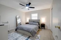 Tranquil 2-bedroom apartment in Crystal River with WiFi, AC فنادق في Citrus County