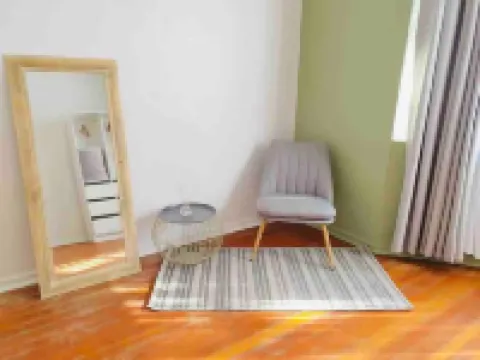 Contemporary 2 Bed in Suburbs - 2080