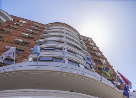 Alfa Suites - Montevideo Отели рядом с достопримечательностью «Плайя де лос Поситос»